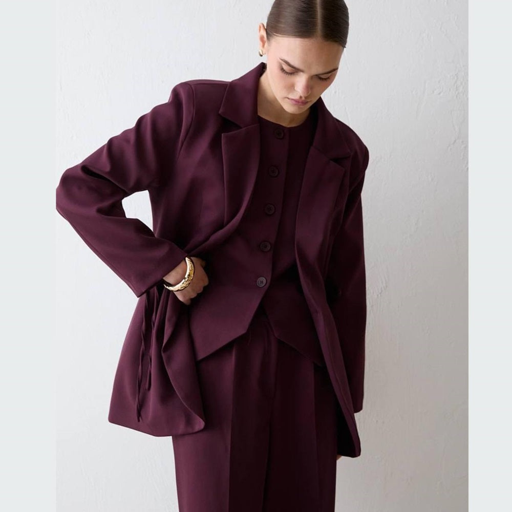 طقم ثلاث قطع أنيق مع حزام 